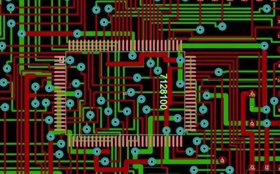 圖1：兩種PCB模型的部分電路。頂圖：傳統設計版本。