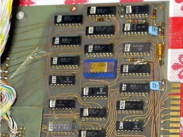 1972年開發的一塊基于Intel 8008的計算機中的印刷電路板。(資源來源：DigiBarn計算機博物館)